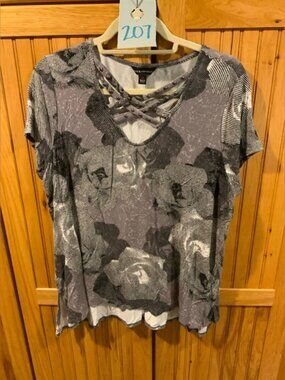 Rock & Republic Black and Gray Floral Short Sleeve Top